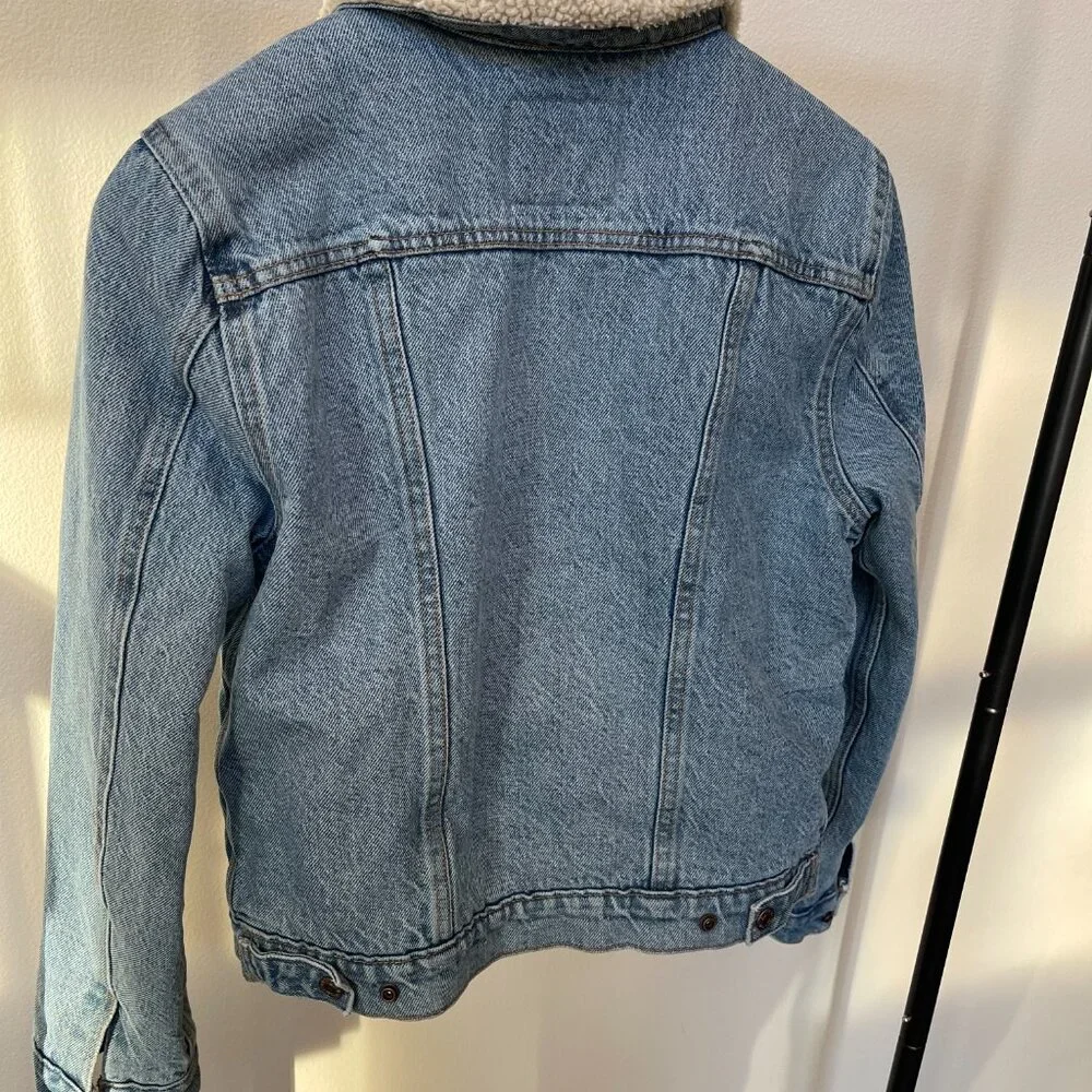 Levi's Light Denim Cream Sherpa Trucker Jacket with Button Closure, Size Medium - Picture 6 of 12